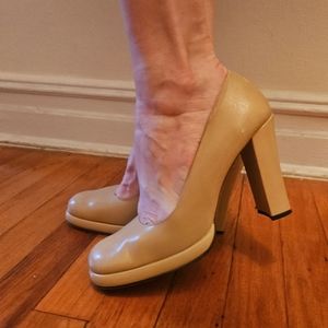 Vintage Charles David Size 8 beige leather rounded / square toe platform pumps
